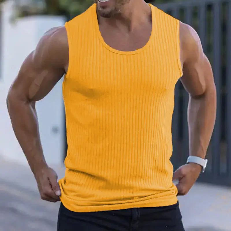 Ein lebhaft gelbes geripptes Baumwoll-Slim-Fit-Strick-Ärmelloses Tanktop für Herren.