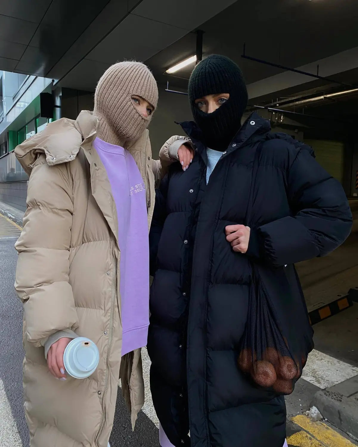 Deux personnes portant des doudounes matelassées à capuche pour femme, en beige et en noir, mettant en valeur la vue de face des vêtements d’extérieur isolants.