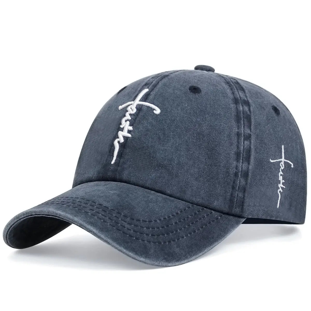 前面と側面に、白色の刺繍レースアップ風「faith cross」デザインを施した、ダークデニム色のコットンベースボールキャップ。