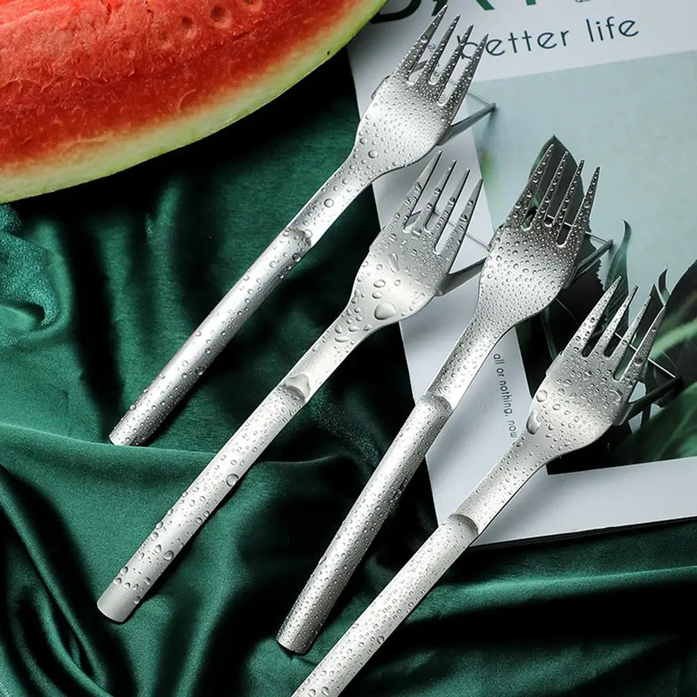 lot de quatre fourchettes-slicers à pastèque en acier inoxydable à l’aspect argenté, avec une finition texturée en forme de gouttes d’eau et des poignées inspirées du bambou, conçues pour découper et servir.