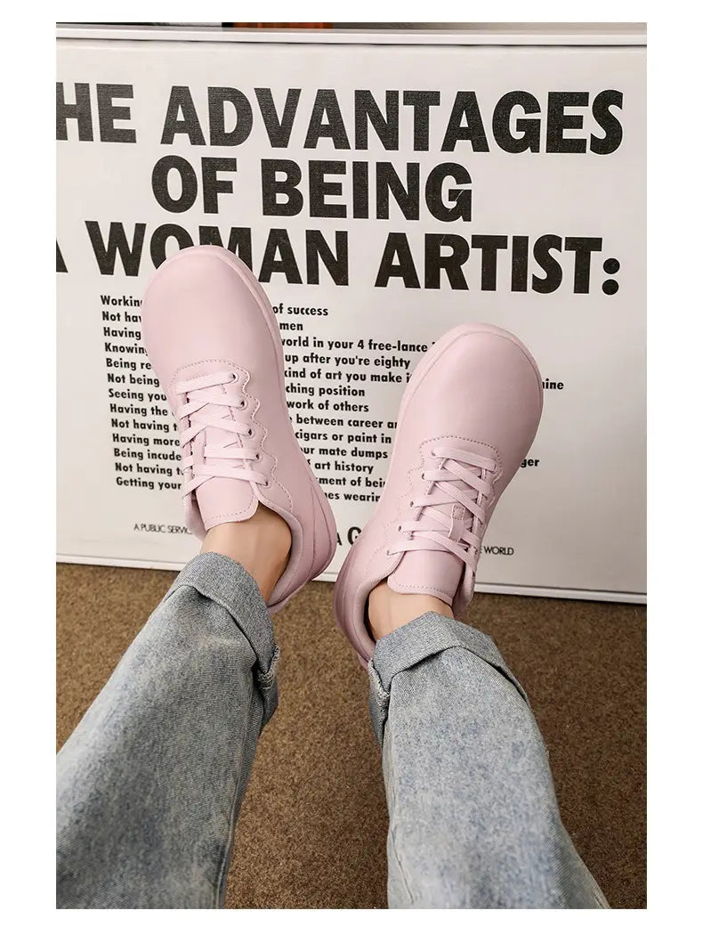 Rosa Lederschnür-Sneaker, entworfen als minimalistische Freizeitschuhe für den Outdoor-Einsatz.