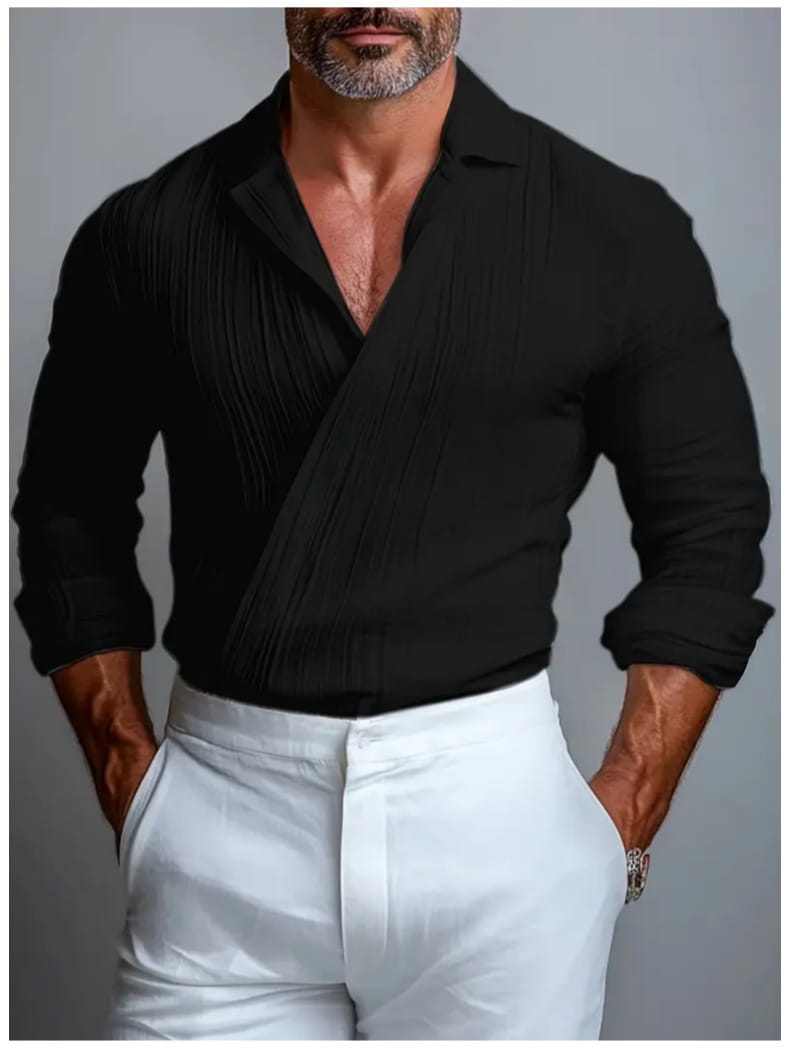 Pull homme à effet portefeuille texturé noir, manches longues, avec plis, col et poignets retroussés.