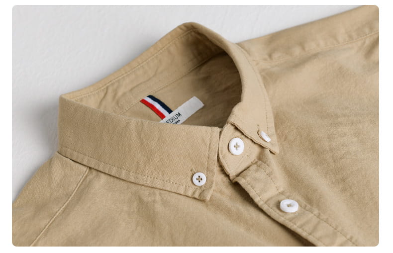 Beiges Herren-British-Style-gestreiftes Oxford-Baumwollhemd mit langem Arm mit weißen Knöpfen und einem gestreiften Markenanhänger.