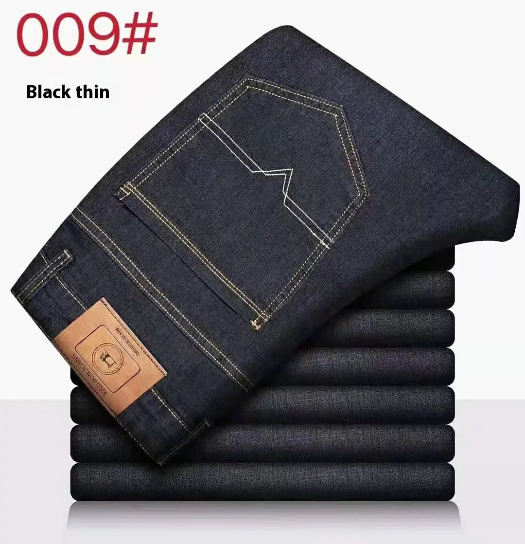 Jeans d’affaires décontractés pour homme à taille haute, coupe slim, avec élasticité, en denim noir fin, avec coutures blanches et un écusson de marque en cuir marron sur la partie arrière.