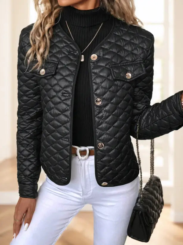 Abrigo de invierno acolchado con rombos para mujer en talla grande, color negro, con botones de acabado tono plateado y un diseño clásico estructurado.
