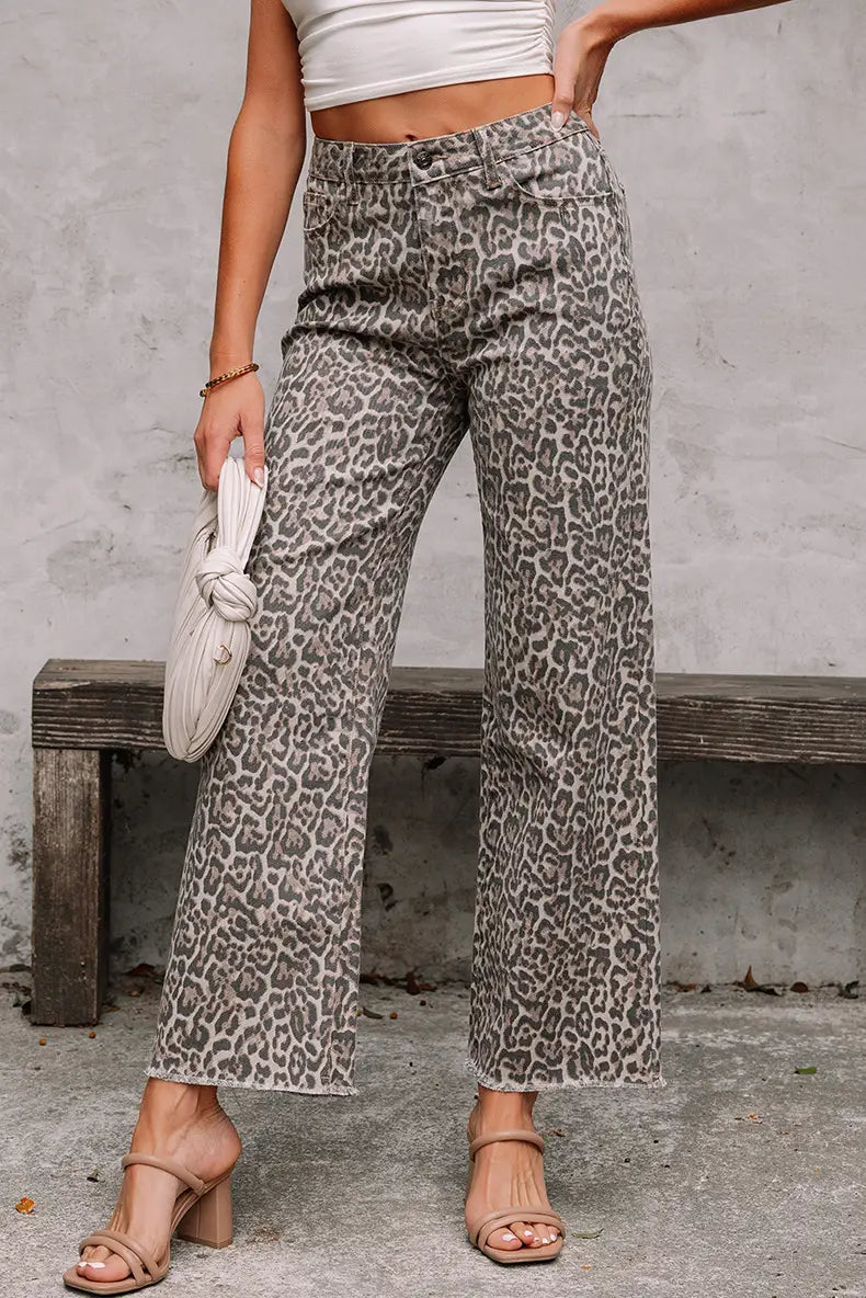 Pantalon en denim gris à imprimé léopard à taille haute, avec un ourlet effiloché, pour un style décontracté tendance.