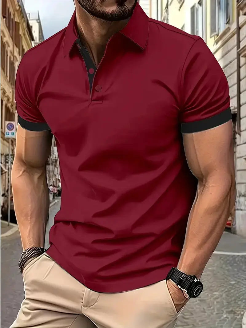 Ein Herren-Kontrast-Poloshirt mit der Farbe Bordeauxrot, mit schwarzem Besatz an Kragen und Ärmelmanschetten.