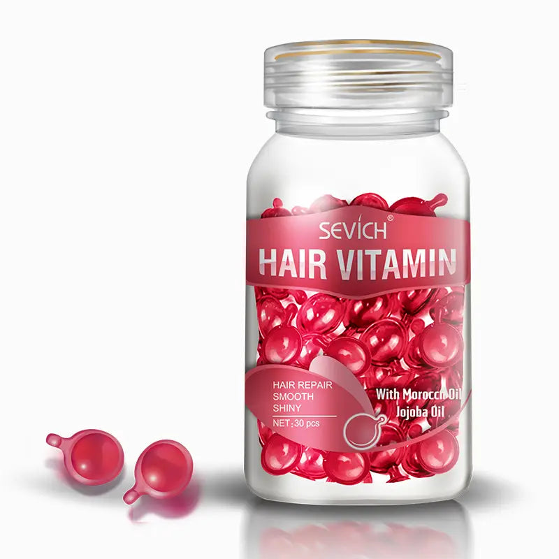 Un frasco de vidrio transparente con cápsulas de vitamina para el cabello Sevich, con cápsulas rojas brillantes y una tapa con borde dorado, diseñado para la reparación y el brillo uniforme.