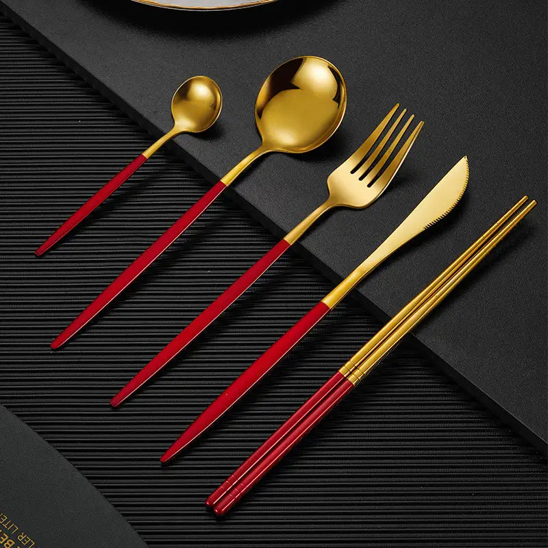 Gold- und Rot-zweifarbiges Besteckset aus Edelstahl mit elegantem modernem Design, einschließlich fünf Teilen und Essstäbchen.