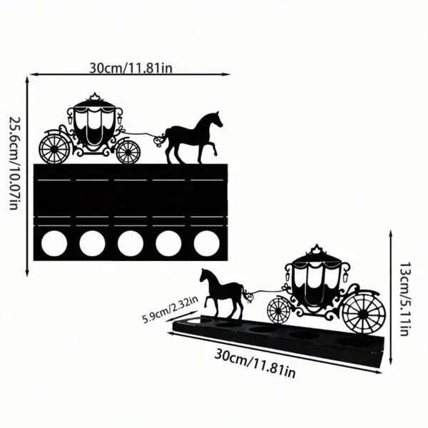 Silhouette noire de cheval et de voiture hippomobile sur une base métallique rectangulaire avec des découpes circulaires, décoration murale en métal florale vintage de type voiture à cheval.