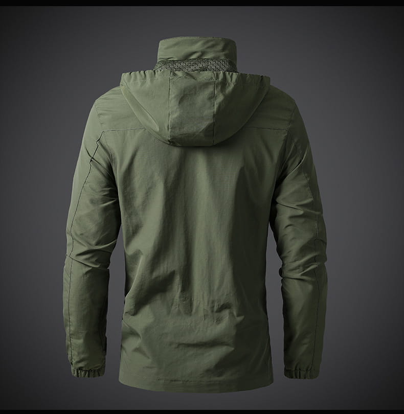 Chaqueta de senderismo con capucha impermeable color verde oliva, con cuello texturizado y puños elásticos.