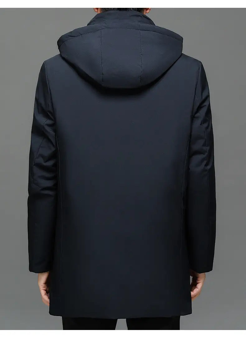 Chaqueta de invierno negra con capucha acolchada térmica con un diseño moderno y elegante y detalles de costura sutiles.