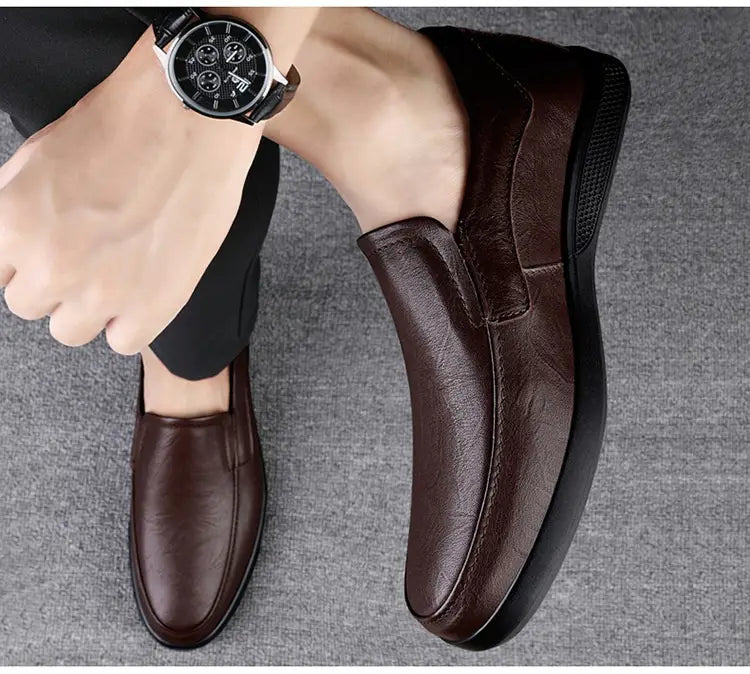 Mocassins en cuir pour homme, style britannique, à enfiler, en cuir marron, avec une semelle en caoutchouc noir.