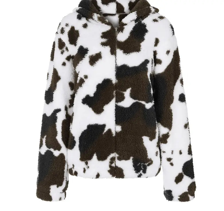 Una chaqueta acolchada tipo zip-up blanca y marrón con estampado de vaca, confeccionada con piel sintética para una colocación cómoda.