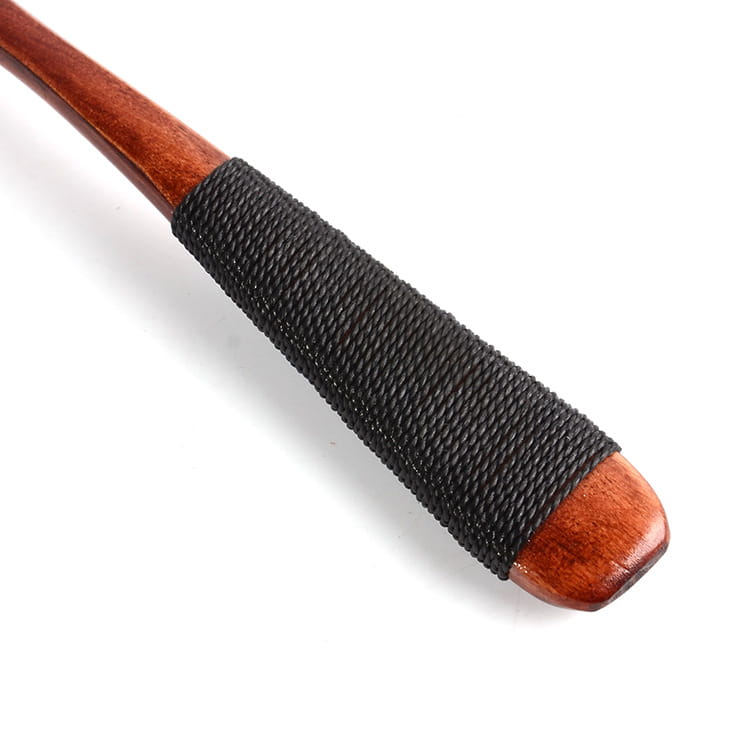 Nettoyant de pipe en bois brun rougeâtre poli avec une prise en tissu tissé noir provenant d’un ensemble de couverts en bois de 4 pièces d’ustensiles de voyage réutilisables.