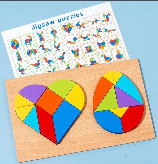 Des pièces de puzzle géométriques colorées forment des formes de cœur et d’œuf sur un plateau en bois dans un puzzle tangram en bois, jouet pour enfants géométrique et coloré.