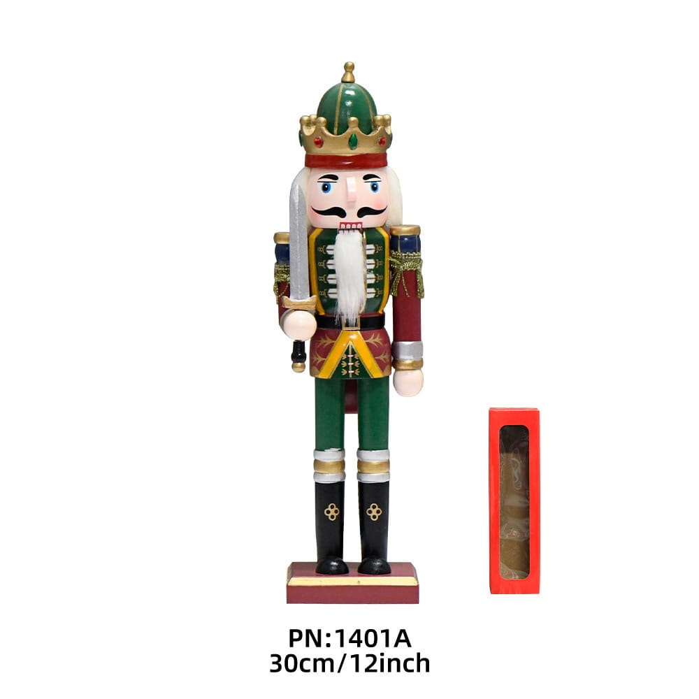 Ein 30 cm hohes hölzernes Nussknacker-Soldaten-Weihnachtsdeko-Set mit einer grünen und goldenen Krone, weißem Bart, roter und grüner Uniform mit gelbem Besatz, wobei ein Schwert gehalten wird.