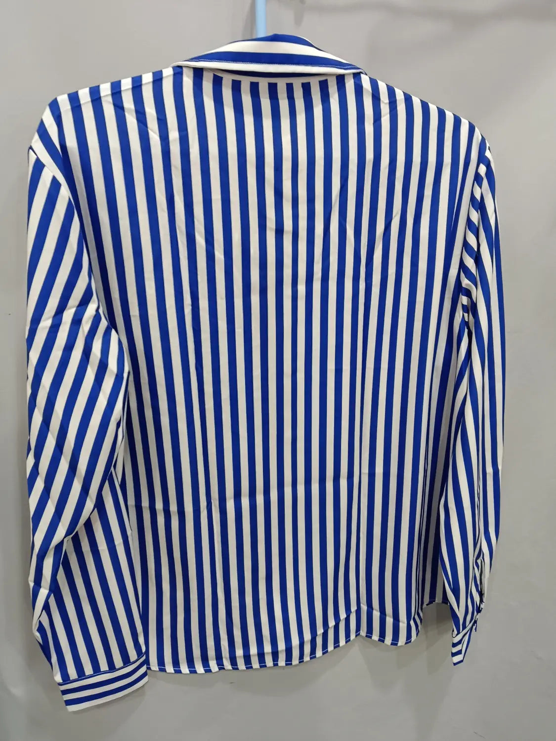 Chemise décontractée à manches longues rayée verticalement bleu et blanc pour hommes, avec col classique et patte boutonnée.