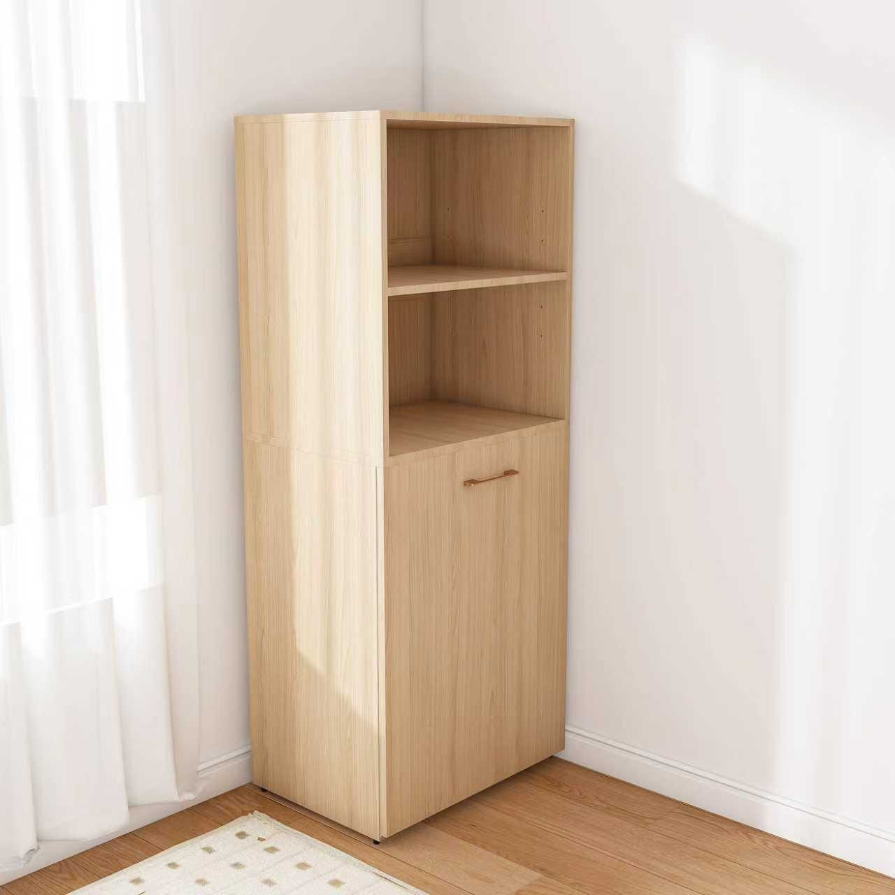 Bureau extensible en finition bois clair avec unité de rangement d’angle comprenant deux étagères ouvertes et une porte de caisson avec une poignée métallique simple, montée sur roues.