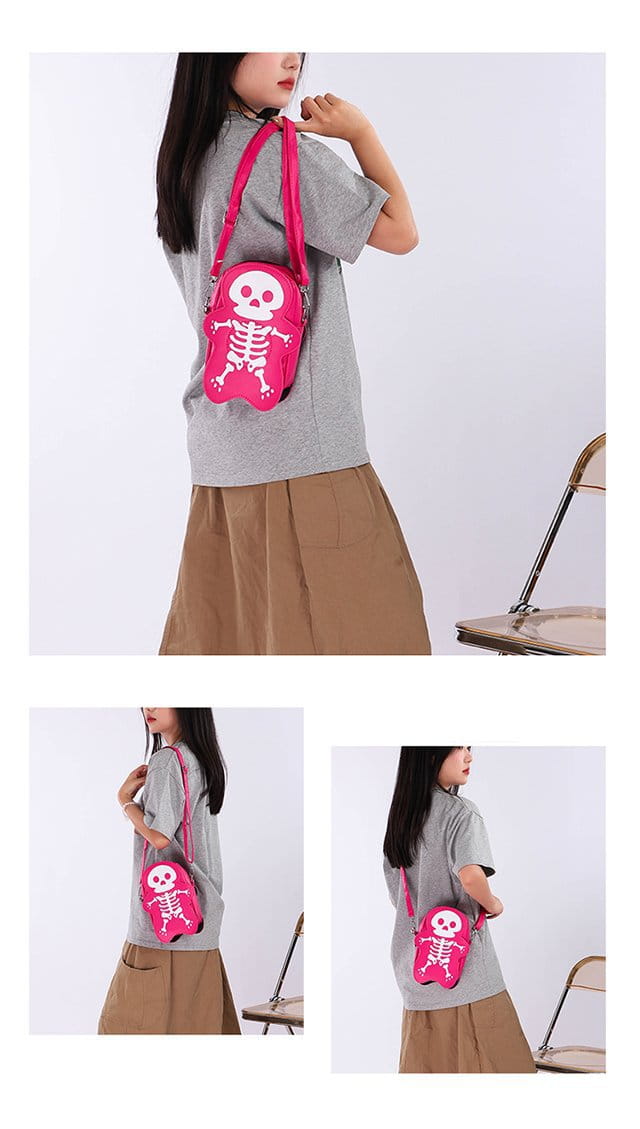 Sac bandoulière en forme de crâne rose, avec un motif de squelette blanc et une bandoulière assortie, présenté dans le produit « Sac bandoulière en forme de squelette crâne Y2k ».