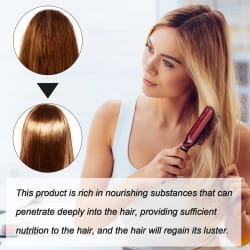 Une femme aux longs cheveux blonds lisses utilise une brosse à manche rouge pour coiffer ses cheveux avec la crème coiffante pour cheveux lissés correctrice de protéines 60 ml.