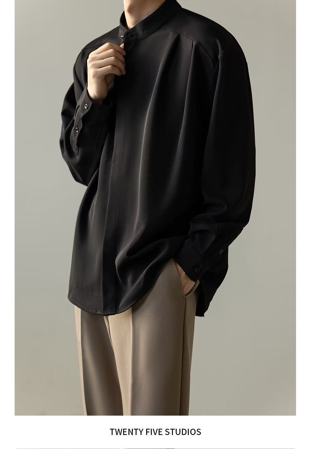 Chemise plissée pour homme à col montant en satin noir, avec col mandarin et manches longues boutonnées.