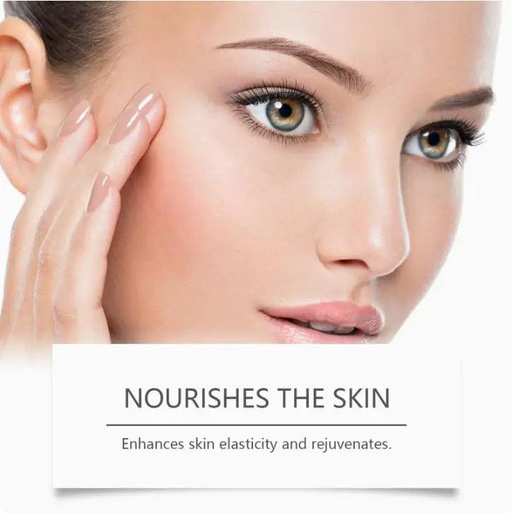 Une femme aux yeux verts et aux sourcils soigneusement dessinés touche doucement son visage, révélant une peau lisse et éclatante grâce à la crème raffermissante pour le visage à la vitamine C et au collagène.