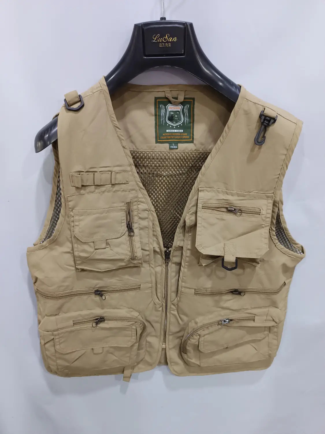 Tanfarbene Lusun-Taktikweste in Tan mit 14 Taschen, einschließlich Reißverschluss- und Klappverschlüssen, Mesh-Futter sowie verstellbaren Schulterträgern, geeignet für Outdoor-Aktivitäten.