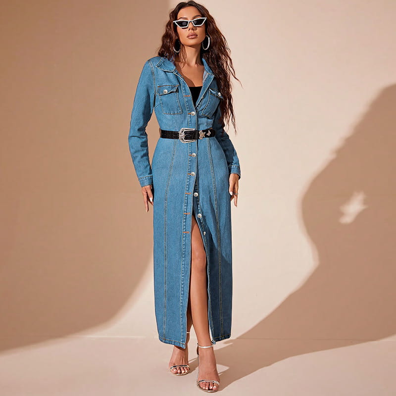 Ein langärmeliges Maxi-Cardigan-Kleid aus Denim mit Knopfleiste vorne aus mittelgewaschenem blauem Denim mit Knopfleisten-Design und hohem Schlitz.