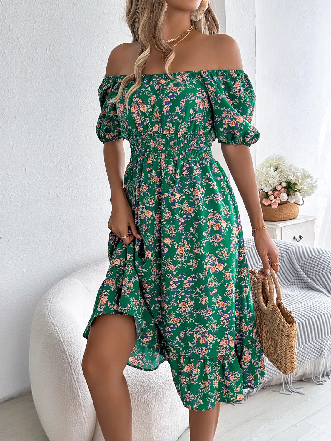Robe d’été à imprimé floral vert vif à encolure carrée, manches bouffantes et volants, avec un design décolleté, des manches bouffantes et un ourlet à volants.