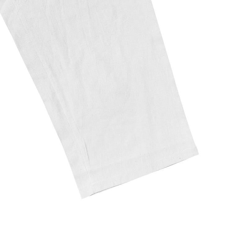 Set aus Herren-Leinenhemd und -hose, auf schlichtem, weißem, strukturiertem Papierhintergrund mit dezenten Falten dargestellt