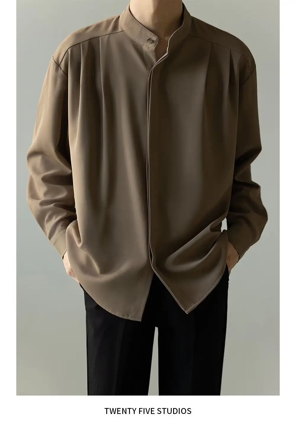 Chemise plissée pour homme beige effet oversize élégante à col montant, avec col mandarin et plis discrets le long des manches.