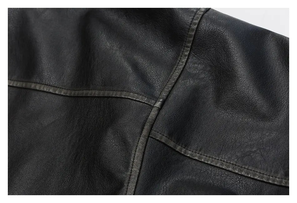 Schwarze Biker-Bomberjacke aus Kunstleder mit Utility-Taschen und dezenten Ziernähten entlang der Nähte.