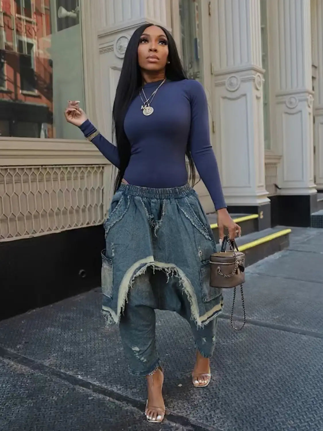 Jeans-Haremshosen in Blau mit abgenutzter, ausgefranster Kante und geschichtetem Patchwork-Design für den Freizeitgebrauch.