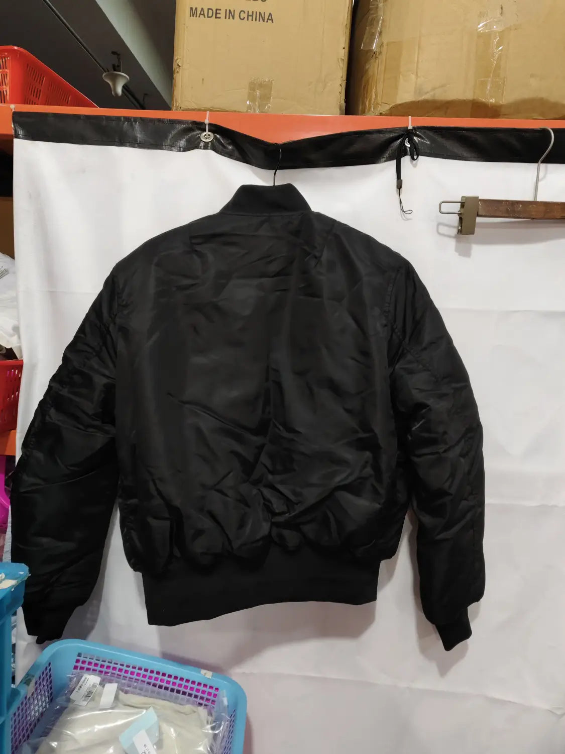 Men’s pilot cotton bomber jacket in black nylon featuring a classic collar and ribbed cuffs.