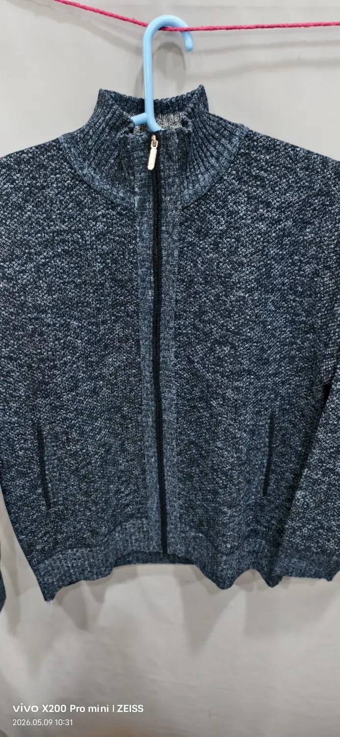Herren-Cardigan mit Strukturstrick und Reißverschluss in dunkelgrauem meliertem Stoff, mit geripptem Kragen und Bündchen.