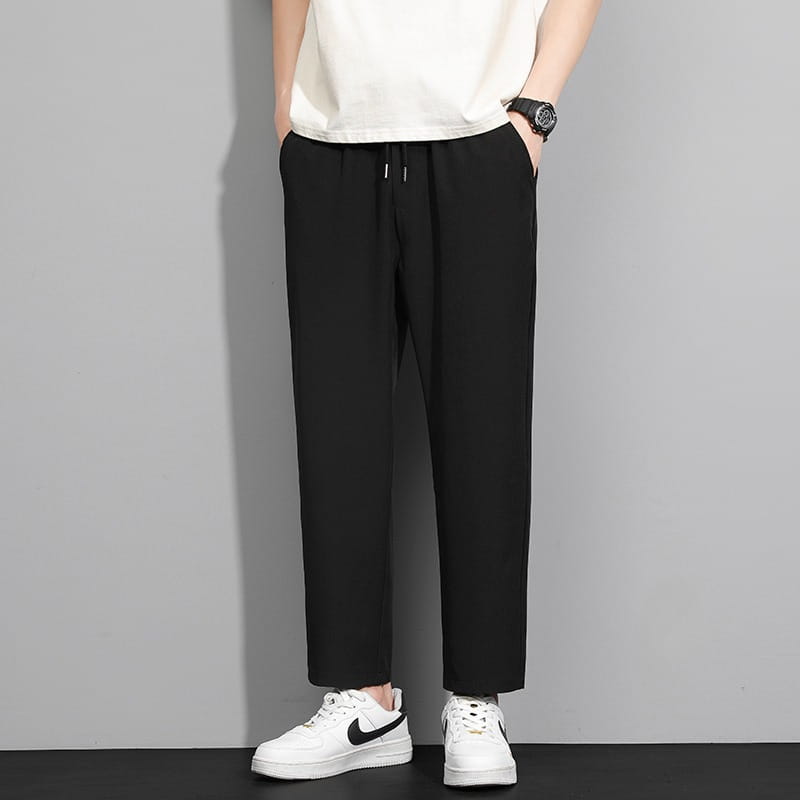 Herren-Freizeithose mit Kordelzug in Schwarz aus schmal geschnittenem Baumwollstoff, mit Kordelzugbund und zulaufenden Beinen.