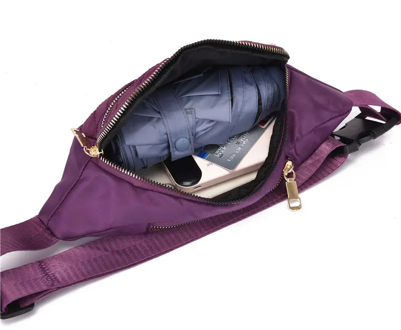 Lila Nylon-Gepolsterte Crossbody-Gürteltasche für Damen und Sport mit goldfarbenen Reißverschlüssen und schwarzem verstellbarem Riemen.