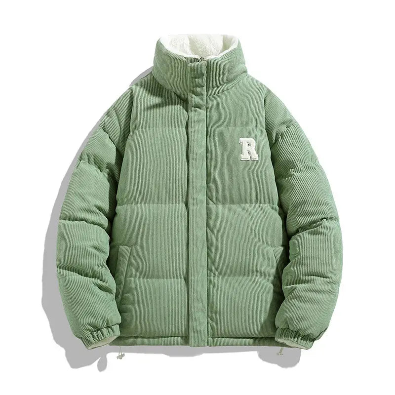 Eine weiche Cord-Pufferjacke in Mintgrün mit weiß besticktem r auf der Brust und einem kuscheligen, weiß gefütterten Fleece-Innenfutter, entworfen für Wärme.