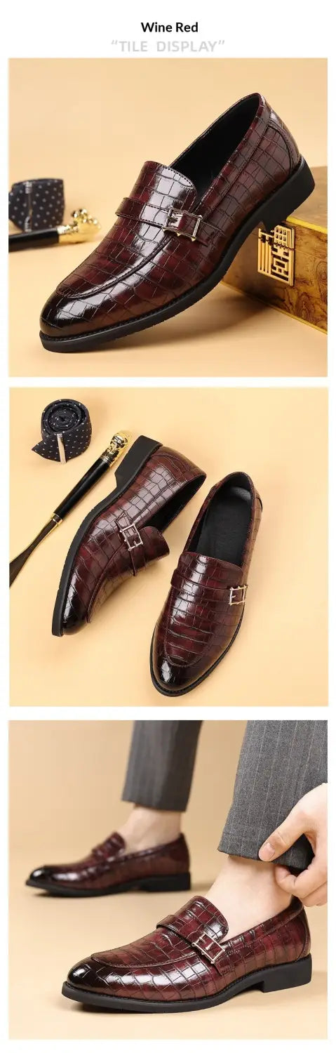 Mocassins en cuir croco pour homme en bordeaux rouge vin, cuir effet crocodile embossé, un fini poli élégant et un détail de boucle argentée minimaliste.