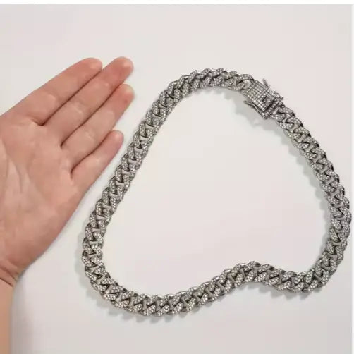 Un collier ras du cou pour chien de type « Cuban link » en diamants de couleur argent, au design épais tressé, orné de strass en zircone cubique étincelants en alliage.