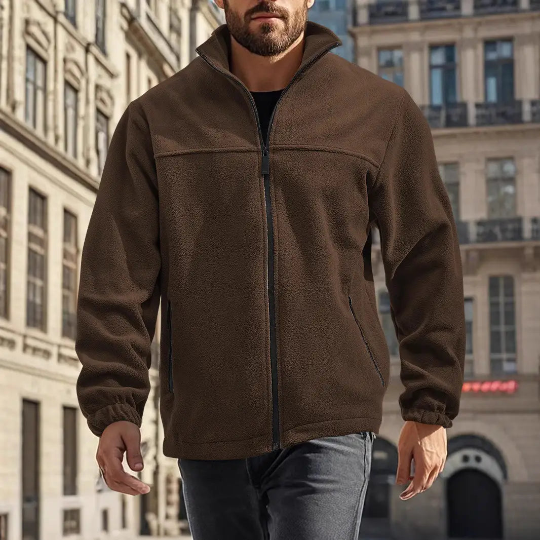 Chaqueta polar para hombre de cierre completo con cuello alto en color marrón, con cuello alto y puños elásticos.