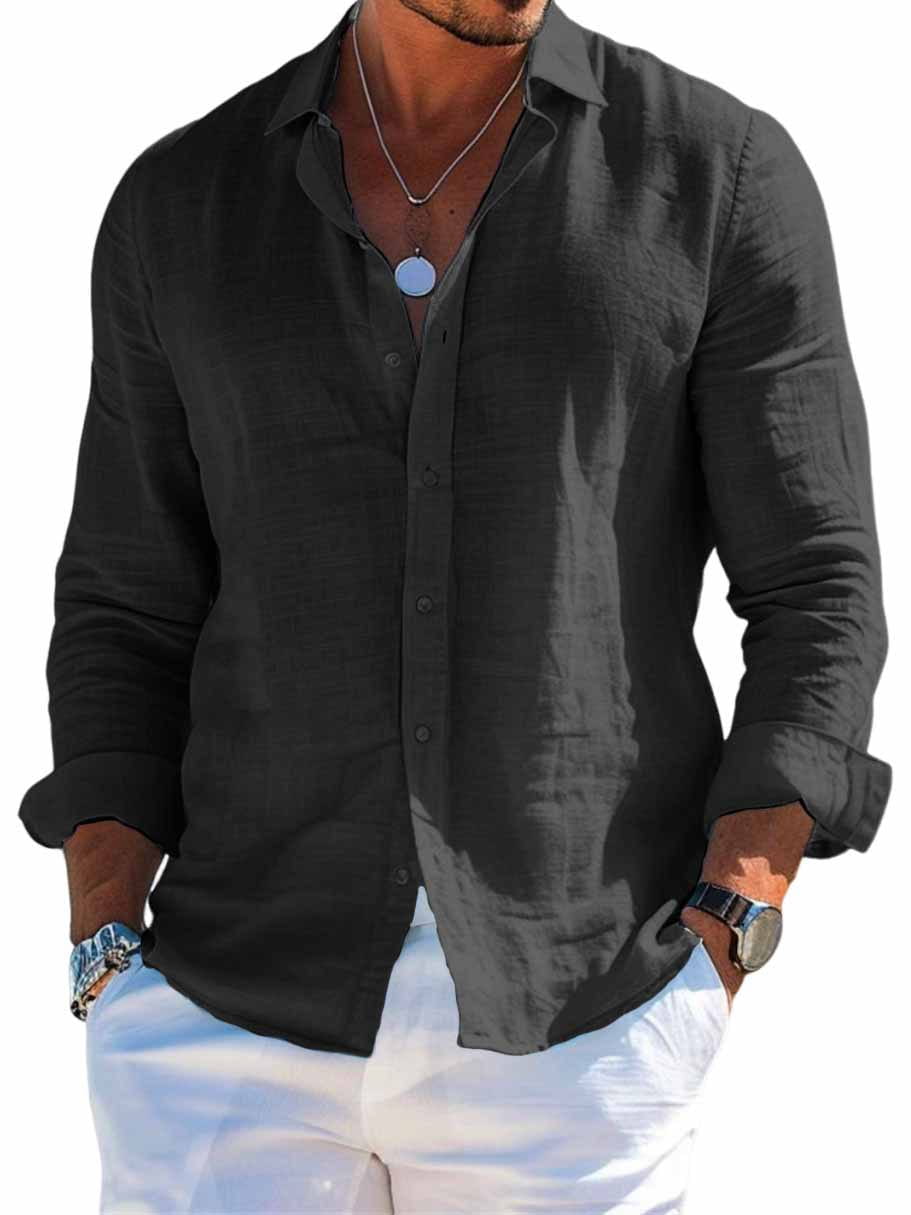 Camisa de lino de ajuste relajado para caballero en negro, con mangas largas y puños arremangados, que exhibe un estilo casual.
