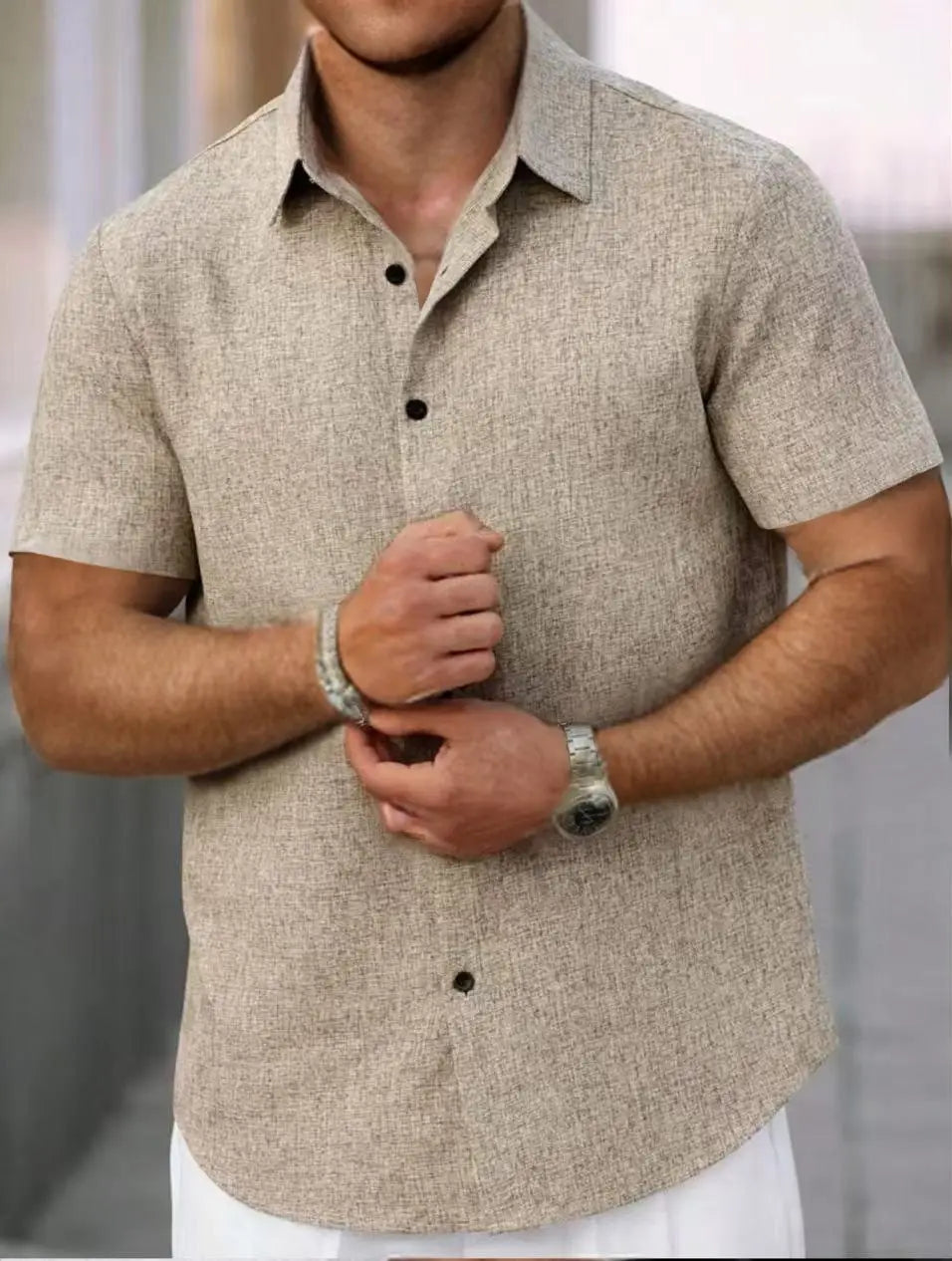 Herrenhemd aus Baumwoll-Leinen mit Streifenmuster in Beige, kurze Ärmel, dezentes Strick-/Webmuster und dunkelbraune Knöpfe.