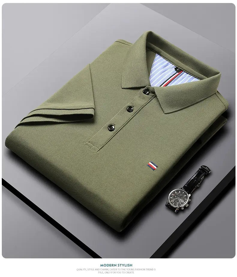 Herren-Poloshirt mit kurzem Ärmel in Olivgrün mit geripptem Kragen, Dreiknopf-Leiste und kleinem Logo in Rot, Weiß und Blau – ideal für lässige Sommerbekleidung.