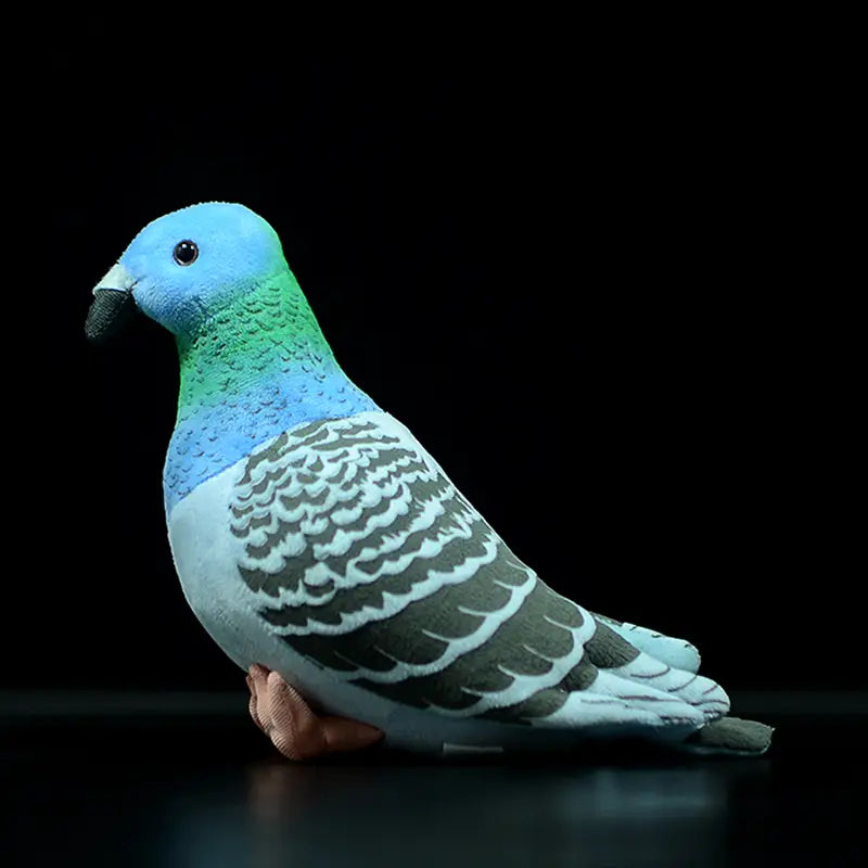 Une peluche de colombe détaillée et colorée de 19 cm, avec une tête bleue, un cou vert et des ailes à plumes blanches et grises.