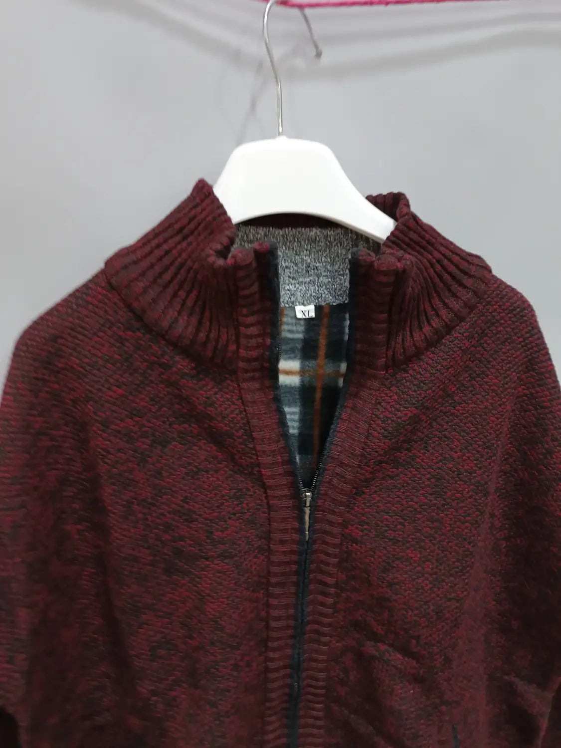 Herren-Cardigan mit Strukturstrick und Reißverschluss in Bordeaux, mit geripptem Kragen und Karofutter