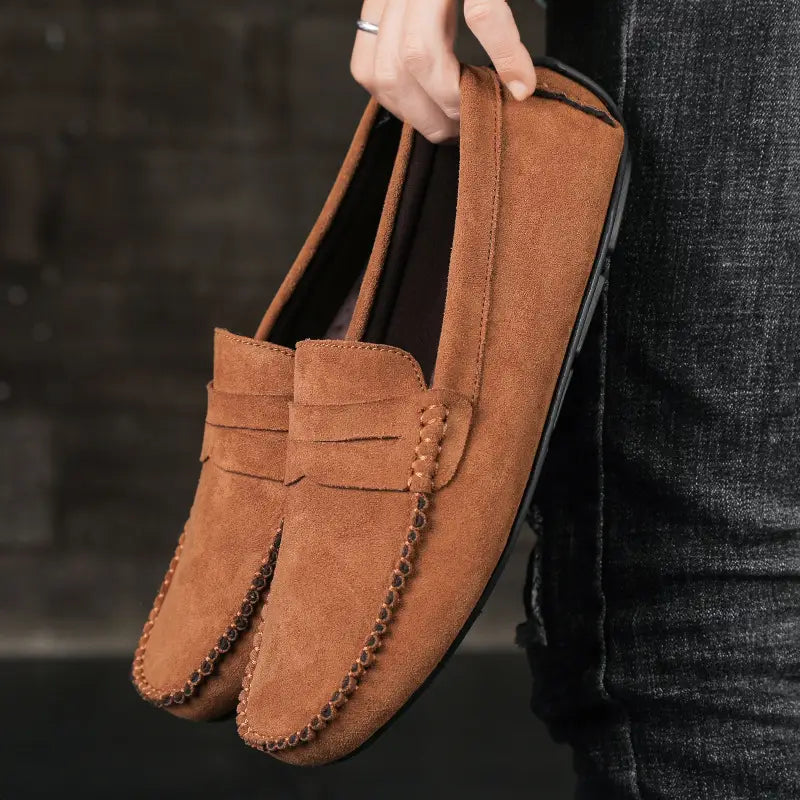 Mocassins en daim marron dotés d’une lanière en cuir cousue et de finitions tressées le long de l’avant-pied, chaussures en velours confectionnées à la main.