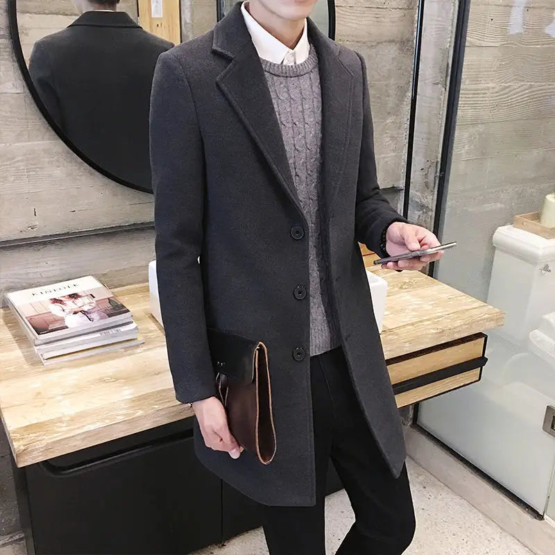 Dunkelgrauer Woll-Trenchcoat für Herren im Slim-Fit mit schwarzen Knöpfen und braunem Lederriemen-Detail am seitlichen Taschenfach