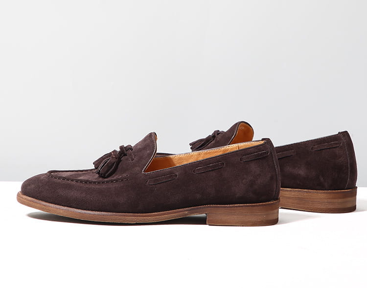 Les mocassins à pampilles en daim beige présentent un matériau en daim marron avec un détail de pampilles et une doublure en cuir beige sur une semelle en caoutchouc cousue.